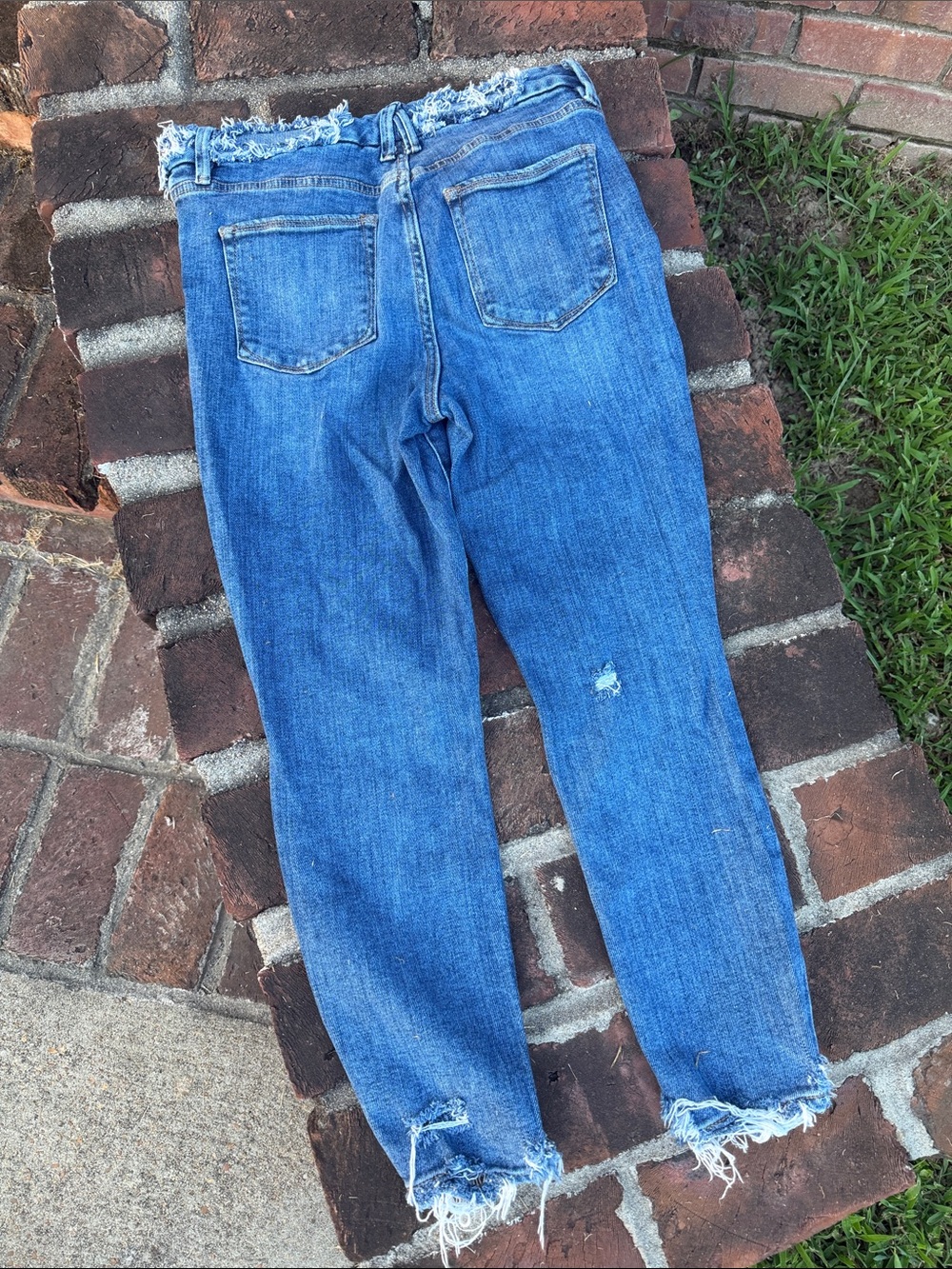 Good American high rise cropped distressed blue jeans size 8/29 - Picture 8 of 9